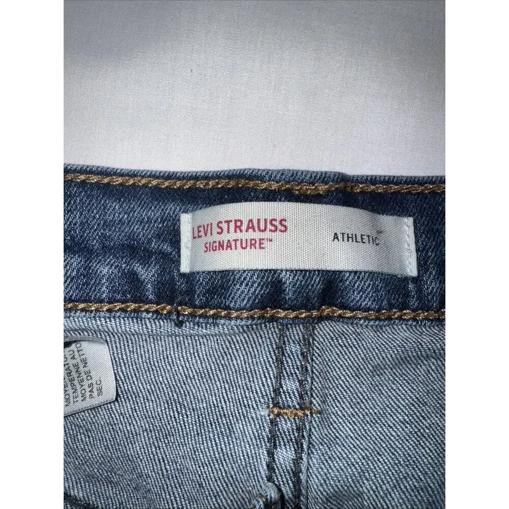 Levis Signature Men's Athletic Fit Blue Jeans Size 30 X 30 Medium Wash Thrashed